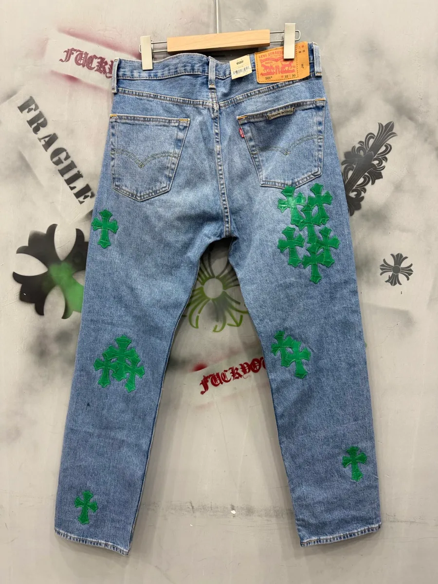 Голубые джинсы Chrome Hearts x Levi's Vintage 501 с зелеными нашивками-крестами, вид сзади