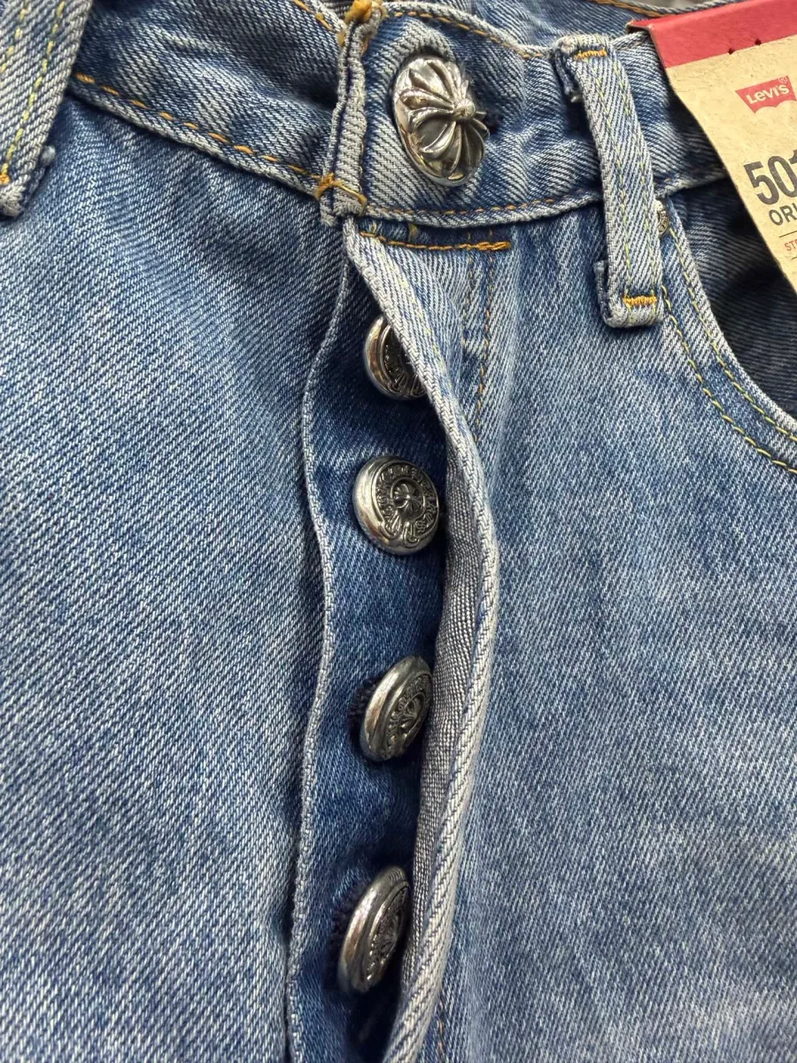 Застежка на пуговицах-болтах джинсов Chrome Hearts x Levi's