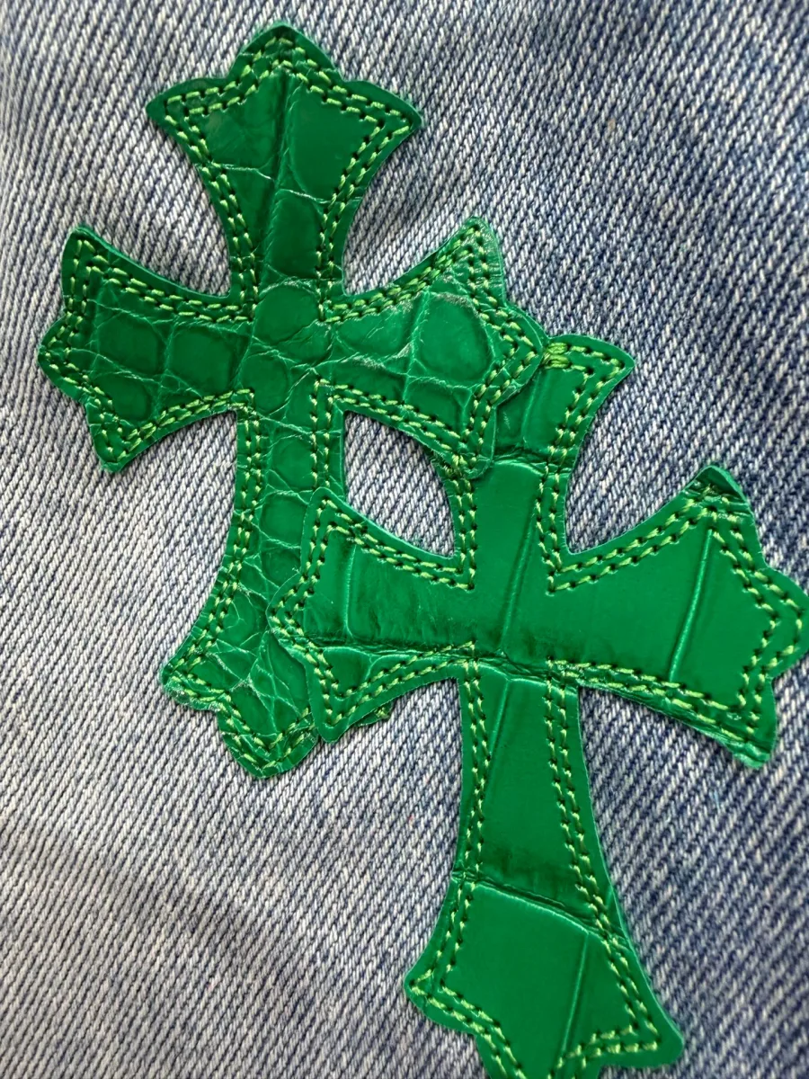 Зеленые нашивки в виде крестов из кожи крокодила на джинсах Chrome Hearts x Levi's