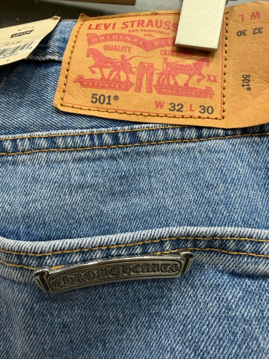 Кожаный патч Levi's 501 и серебряная плашка Chrome Hearts сзади на джинсах