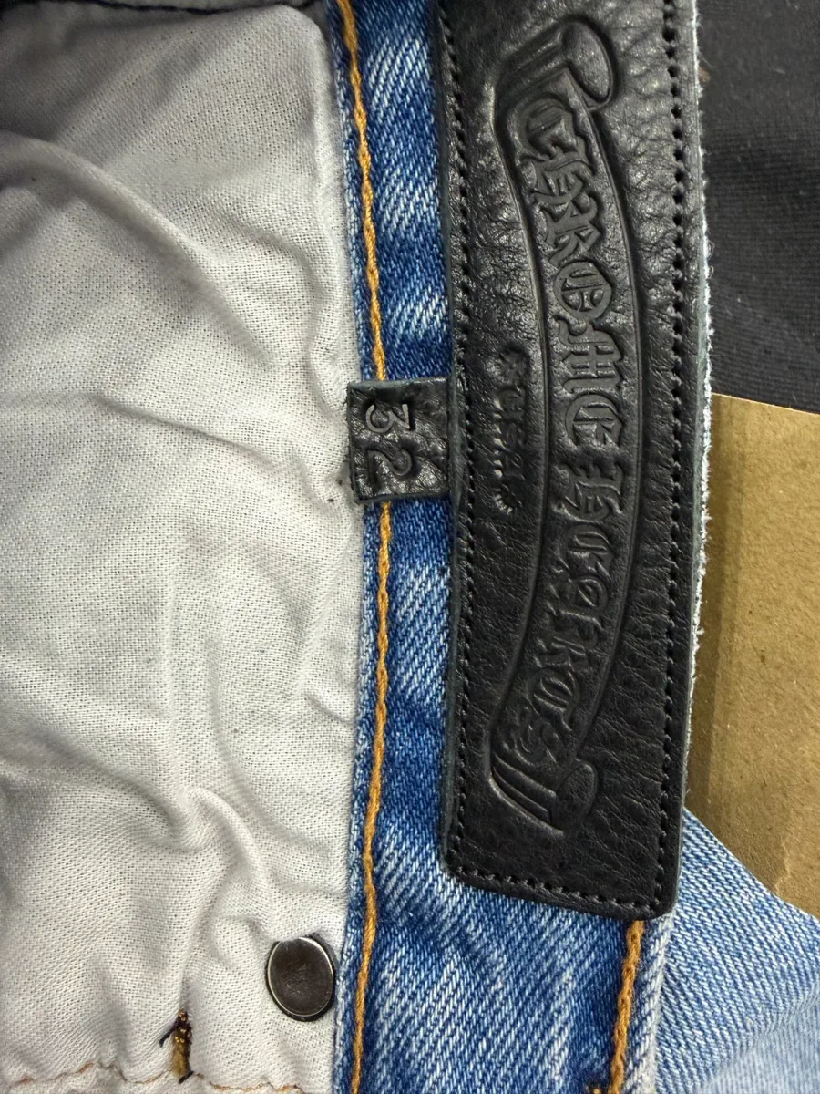 Внутренний кожаный ярлык Chrome Hearts на поясе джинсов