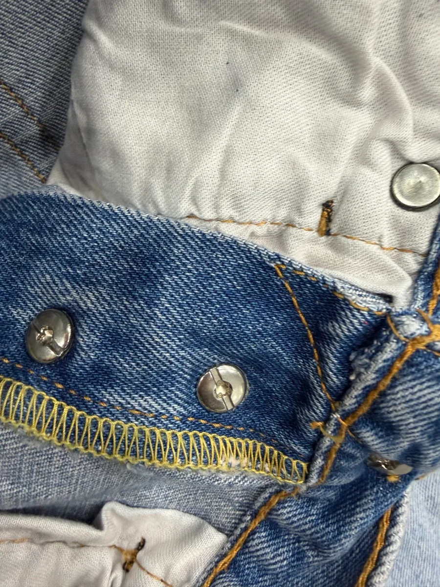 Обратная сторона заклепок на джинсах Chrome Hearts x Levi's