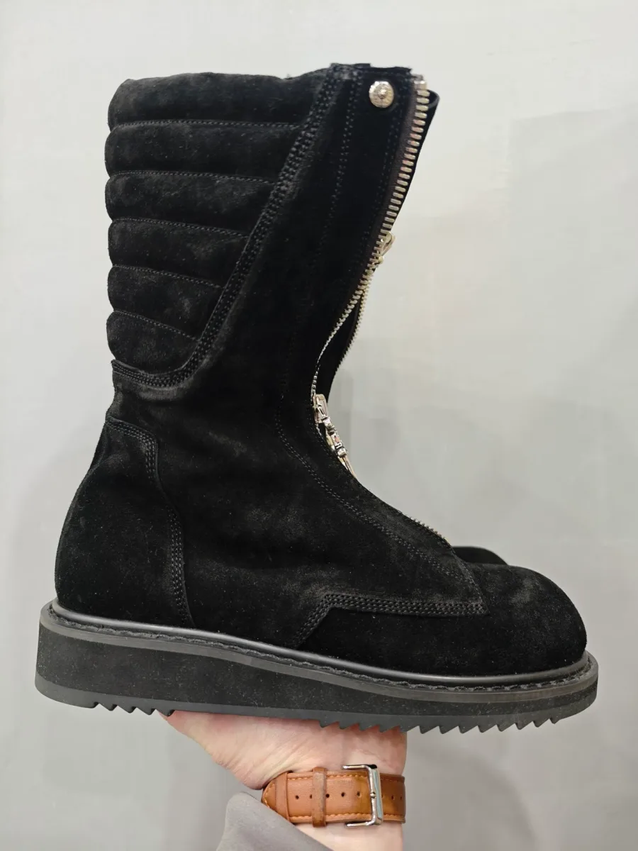 Черные замшевые сапоги Chrome Hearts x Rick Owens, вид сбоку