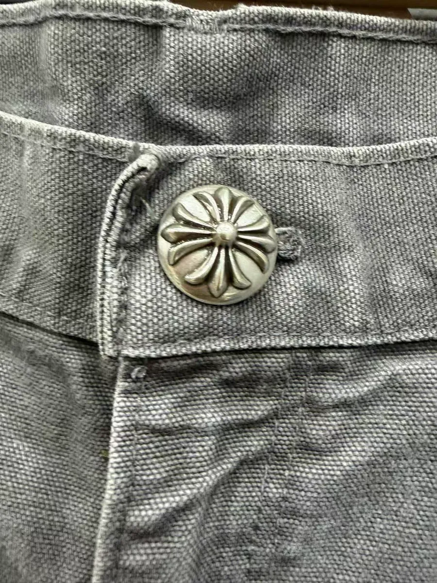 Серебряная пуговица-болт Chrome Hearts крупным планом