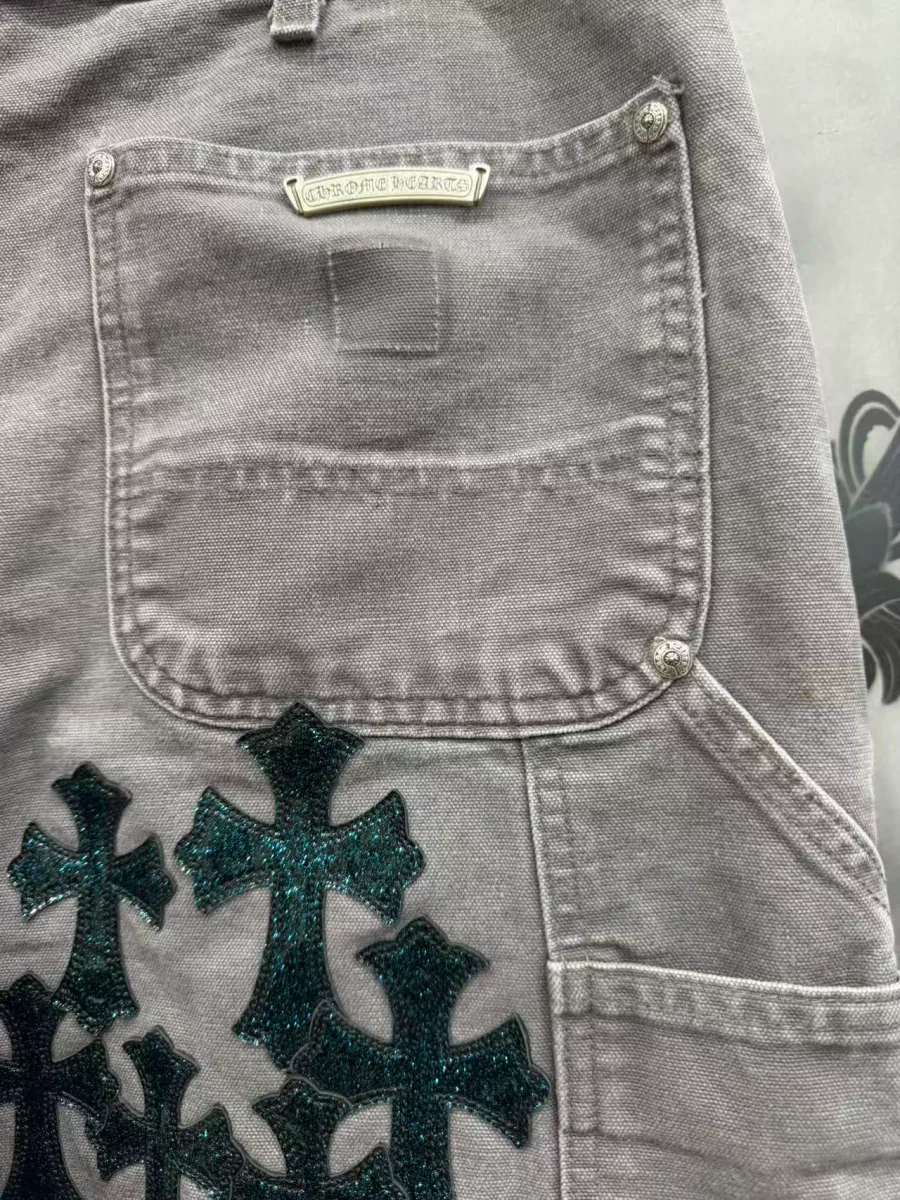 Задний карман брюк с серебряной пластиной Chrome Hearts и кожаными нашивками