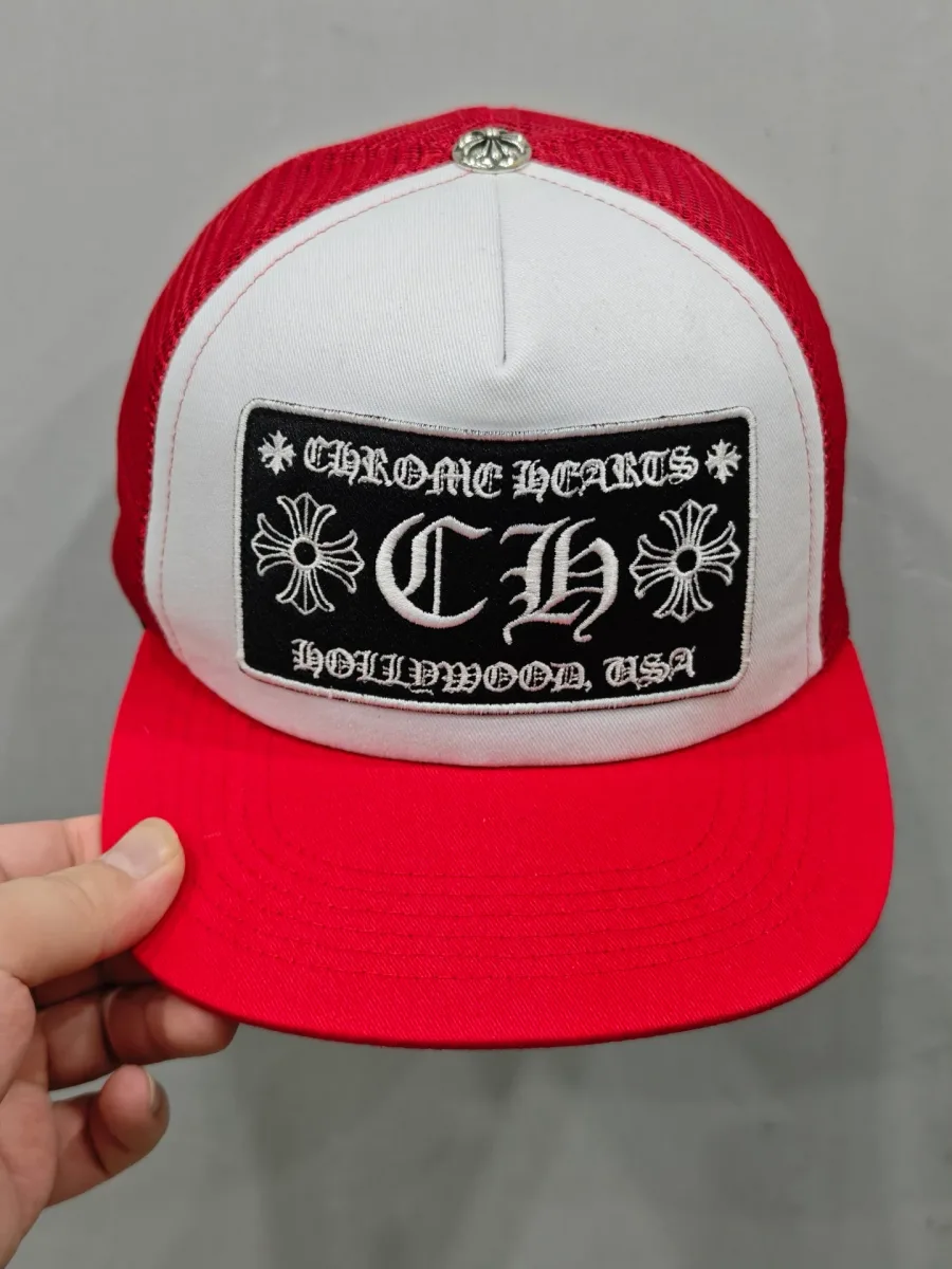 Красно-белая кепка-тракер Chrome Hearts с нашивкой CH