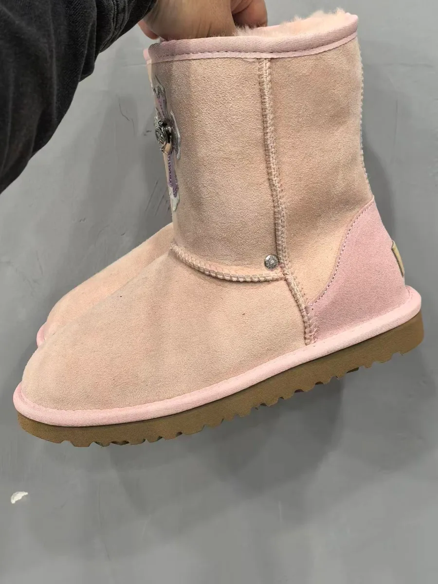 Розовые угги Chrome Hearts x UGG Classic Short II, вид сбоку