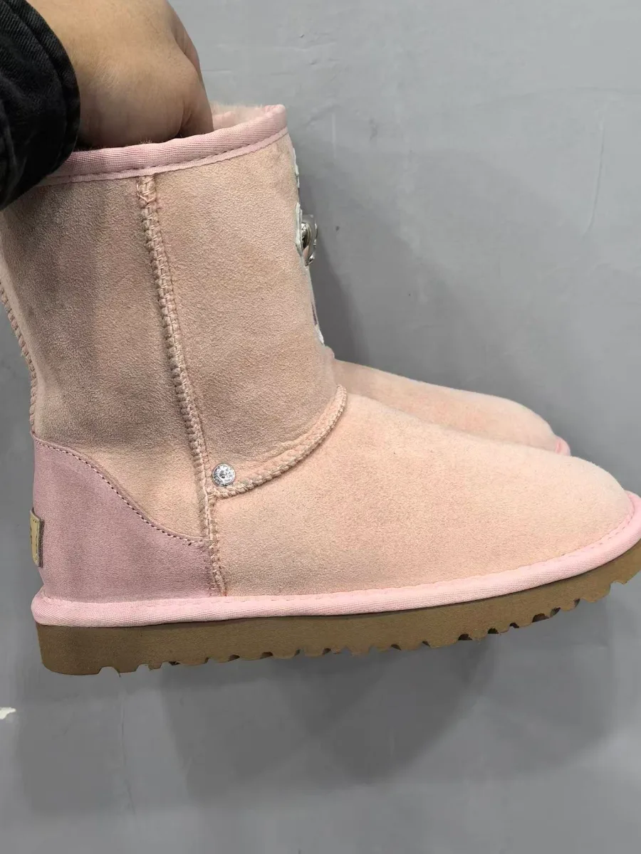 Розовые угги Chrome Hearts x UGG Classic Short II, вид сбоку с внешней стороны