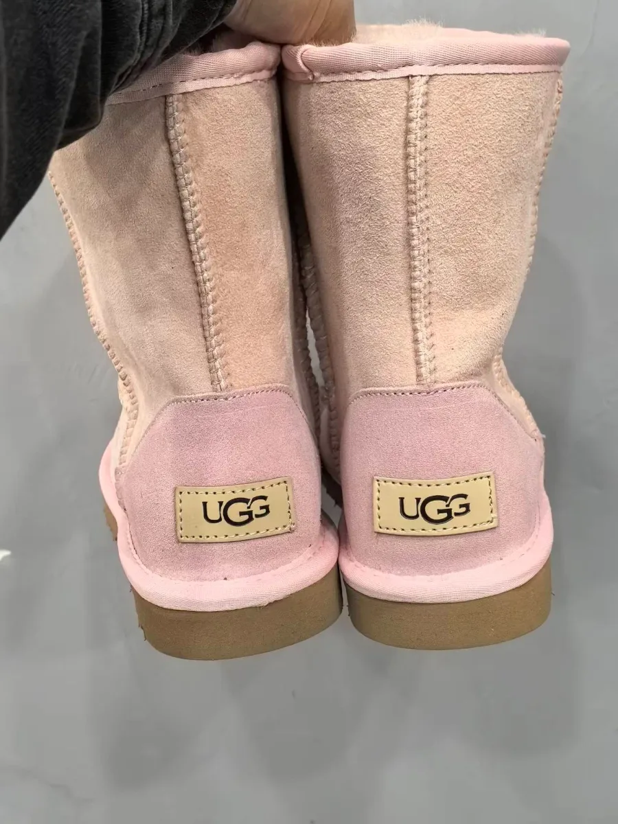 Розовые угги Chrome Hearts x UGG Classic Short II, вид сзади с логотипом UGG