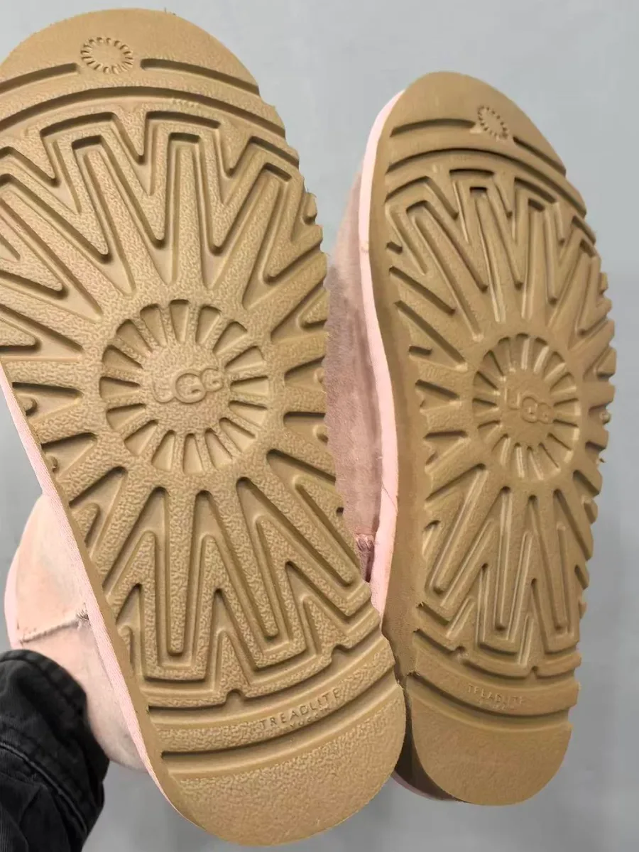 Подошва розовых уггов Chrome Hearts x UGG Classic Short II