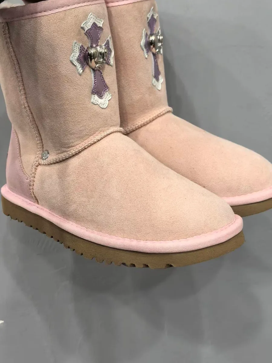 Розовые угги Chrome Hearts x UGG Classic Short II, ракурс три четверти