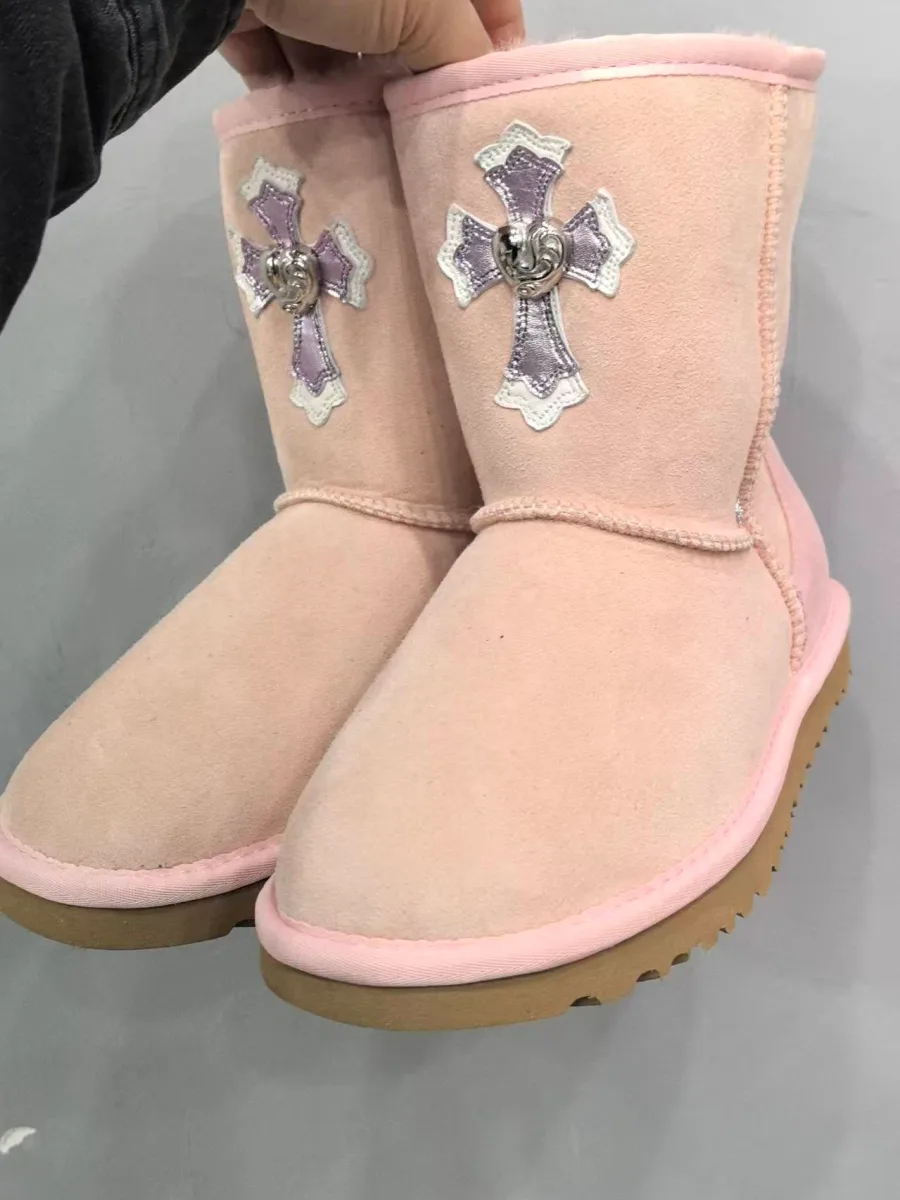 Розовые угги Chrome Hearts x UGG Classic Short II с серебряными крестами