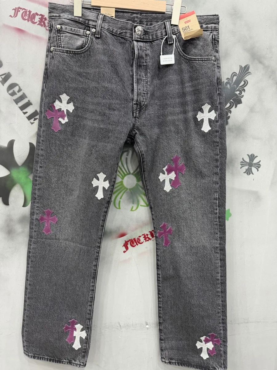Серые джинсы Chrome Hearts x Levi's Vintage 501 спереди, декорированные кожаными нашивками-крестами