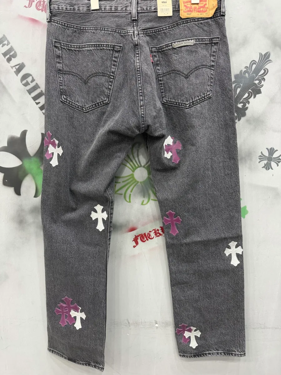 Серые джинсы Chrome Hearts x Levi's Vintage 501 сзади с нашивками-крестами