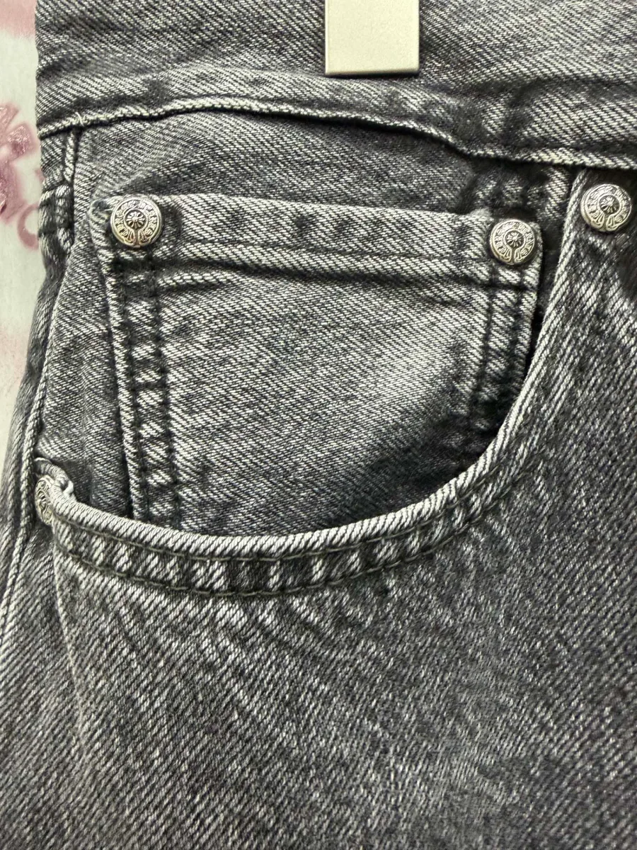 Передний карман джинсов Chrome Hearts x Levi's с серебряными заклепками