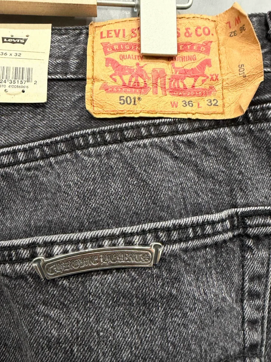 Задний карман джинсов Chrome Hearts x Levi's с кожаным патчем 501 и серебряной плашкой