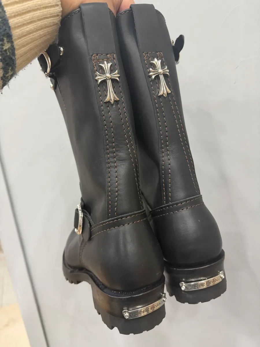 Задняя часть сапог Chrome Hearts x Wesco 9109 с серебряными крестами