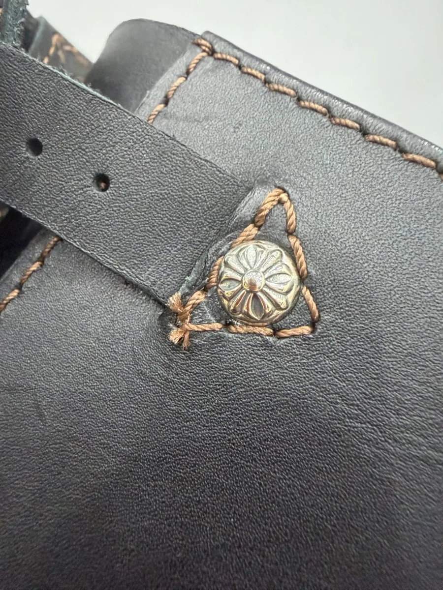 Деталь кожаного ремешка сапог Chrome Hearts x Wesco 9109 с заклепкой