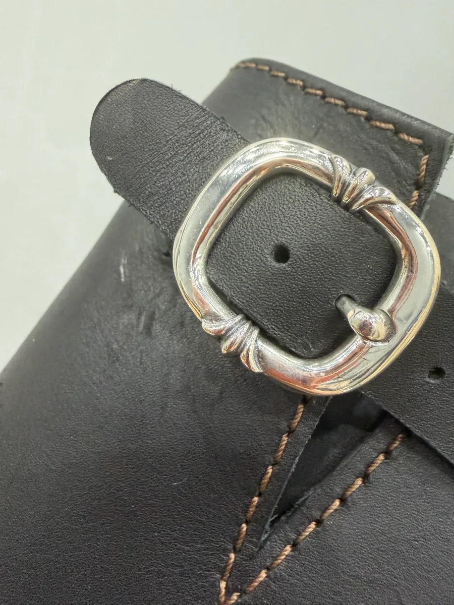 Серебряная пряжка на сапогах Chrome Hearts x Wesco 9109 крупным планом