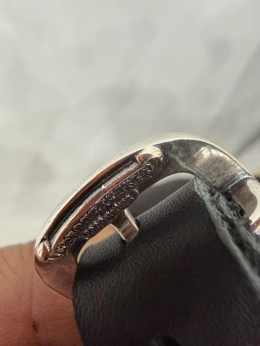 Крупный план серебряной фурнитуры Chrome Hearts