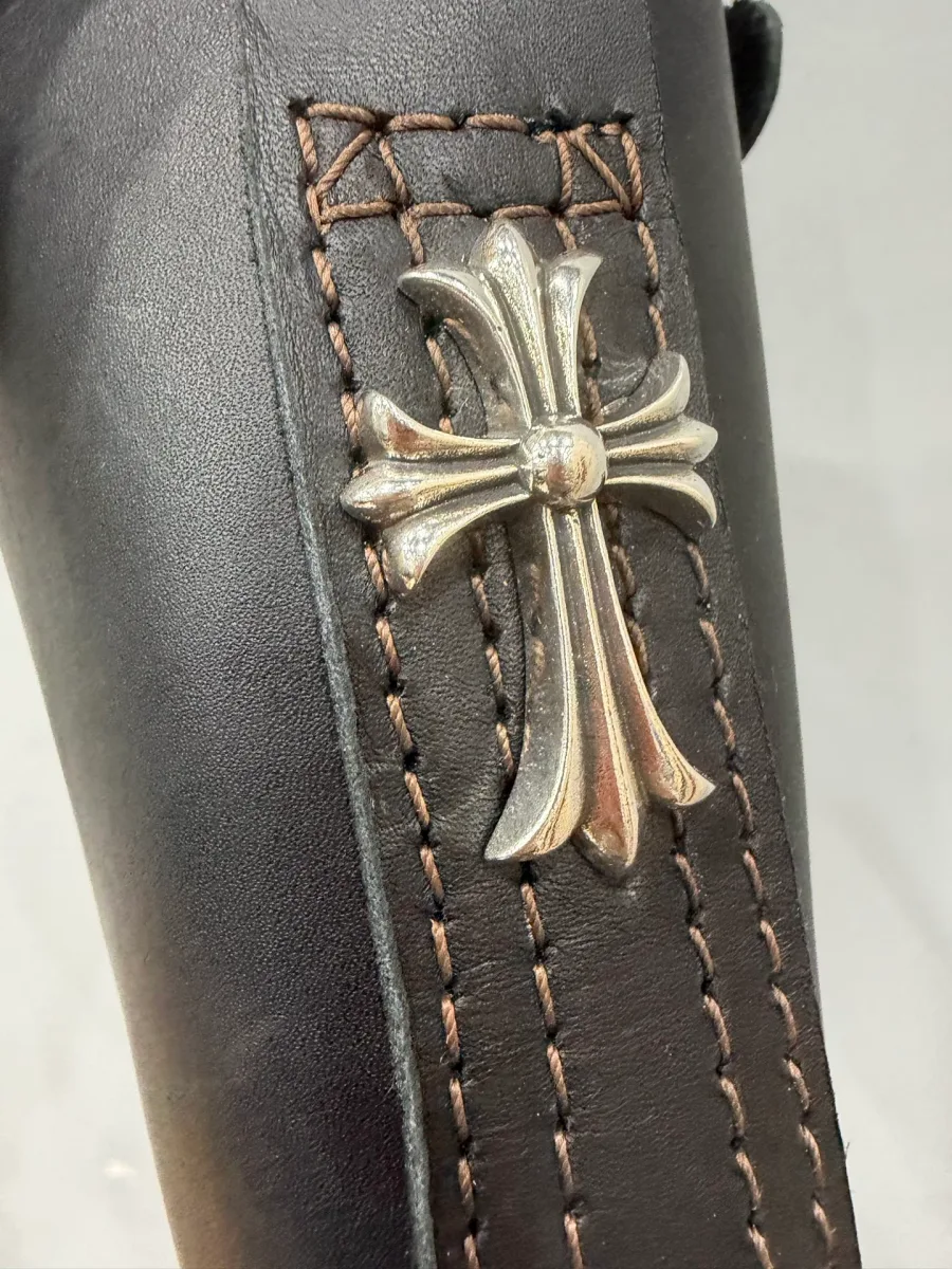 Серебряный крест Chrome Hearts на заднике сапога