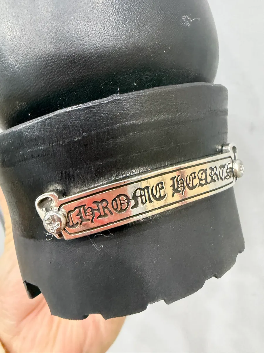Металлическая пластина с гравировкой Chrome Hearts на каблуке сапога