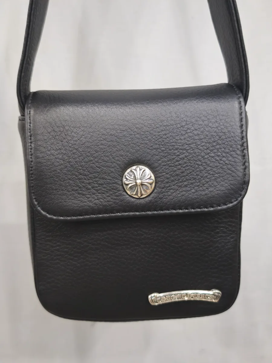 Вид сзади кожаной сумки Chrome Hearts