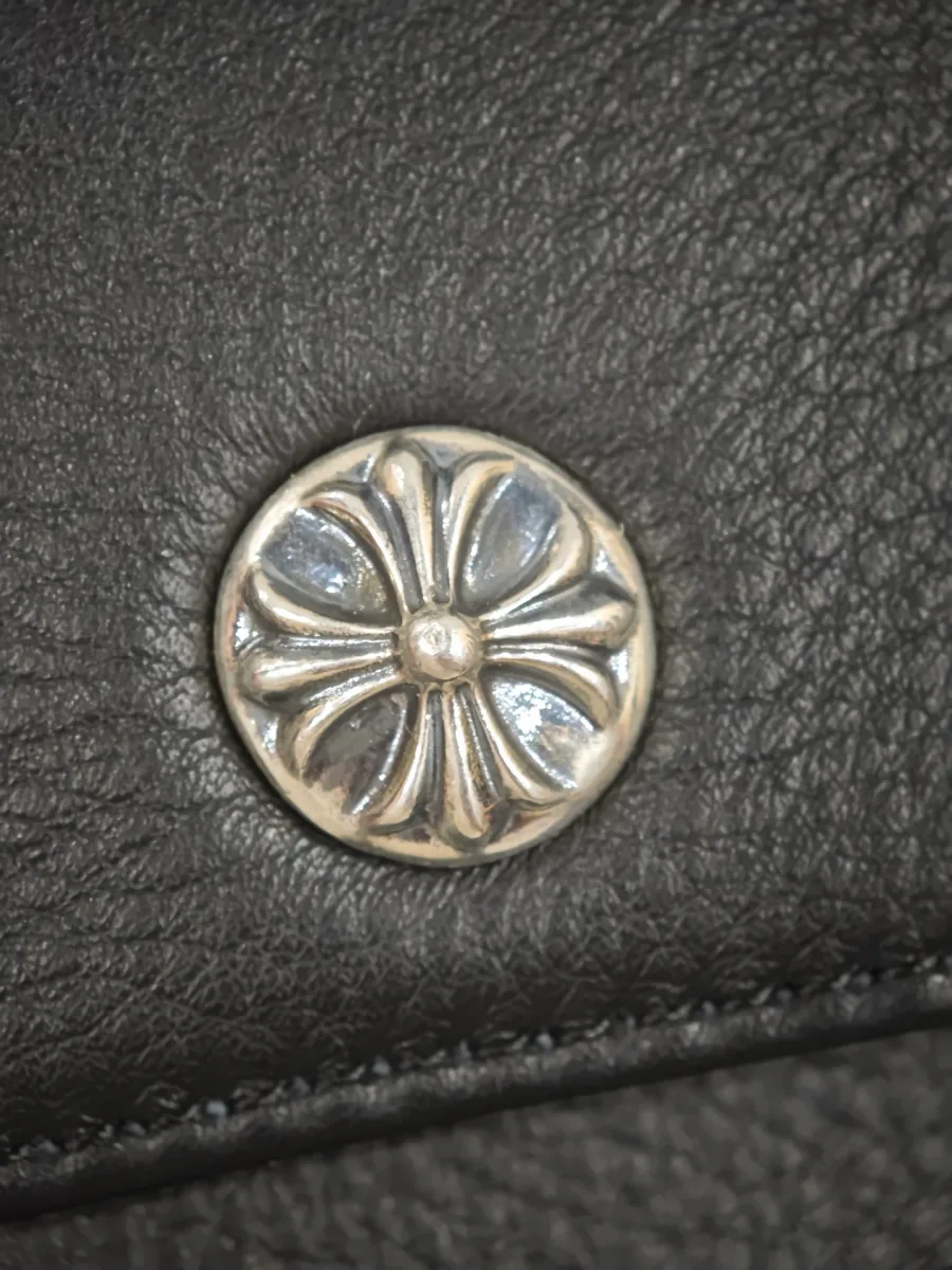 Крупный план серебряной фурнитуры Chrome Hearts