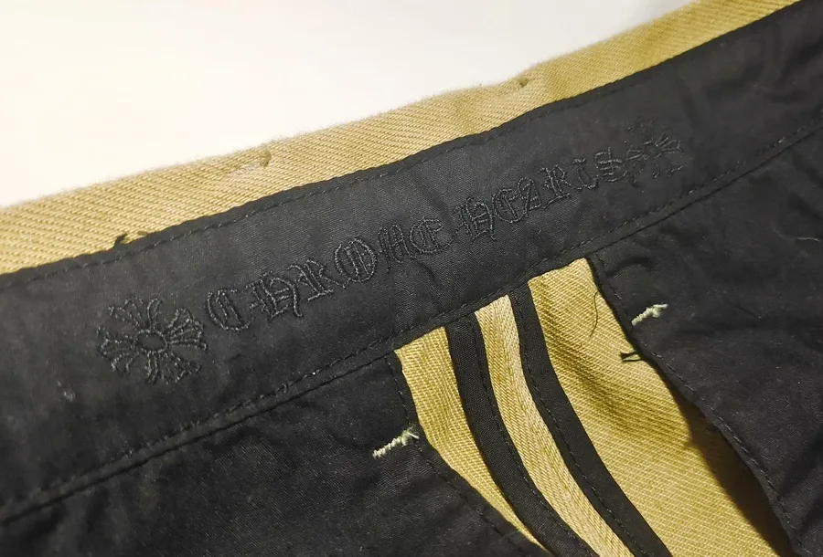 Внутренняя сторона пояса штанов Chrome Hearts с брендингом