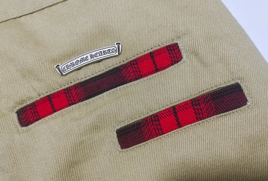 Задние прорезные карманы с клетчатой отделкой и серебряной нашивкой Chrome Hearts