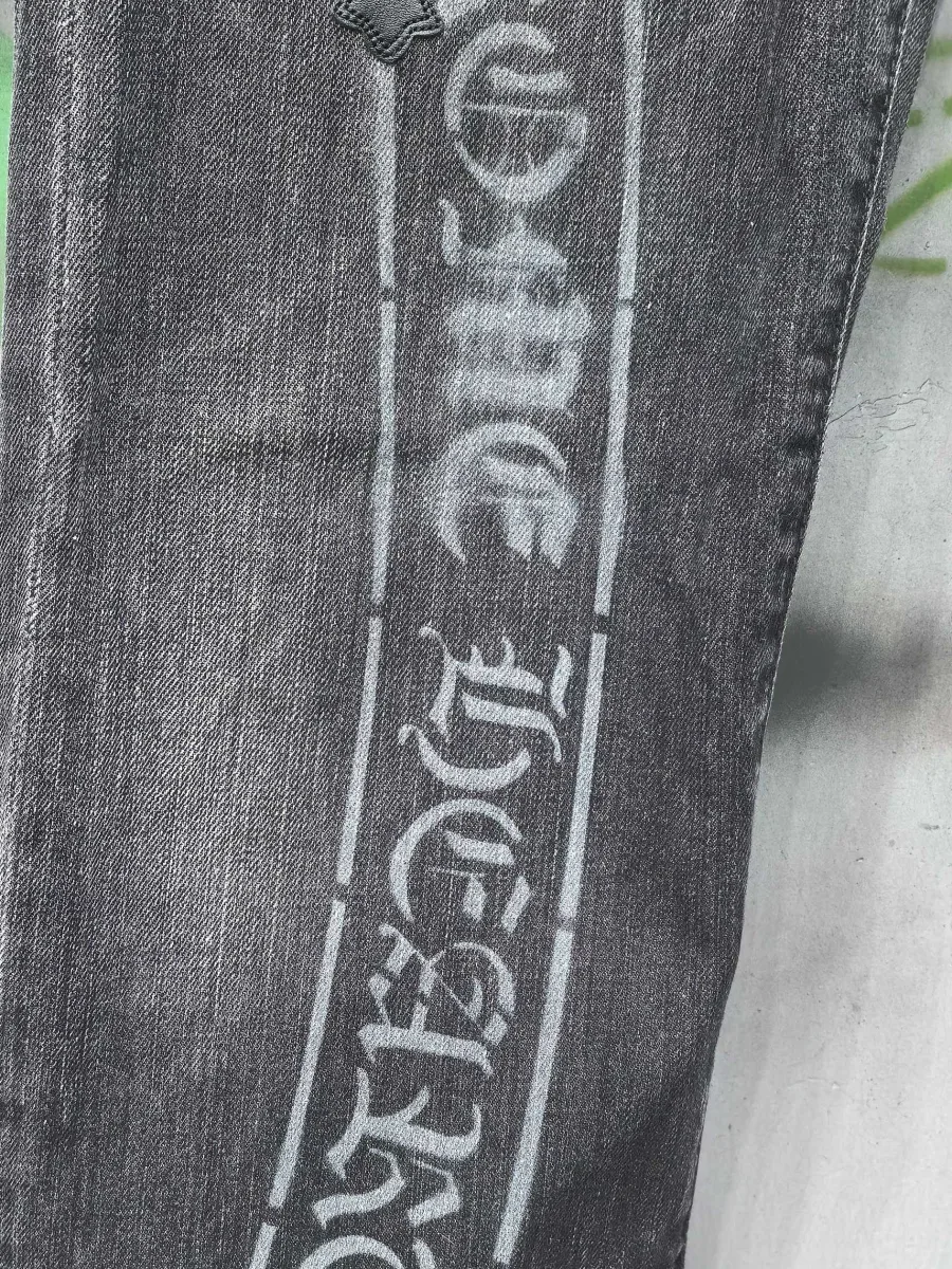 Принт с надписью Chrome Hearts на штанине джинсов