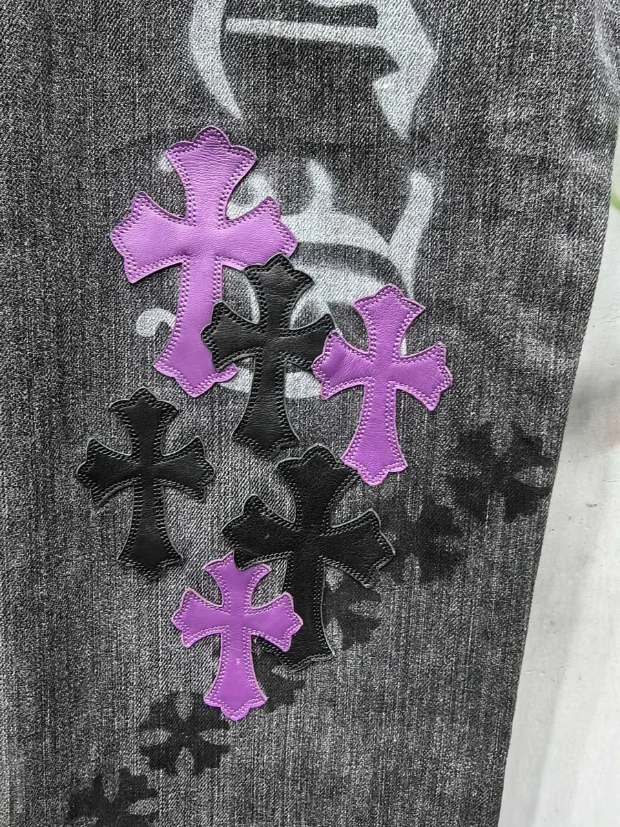 Принты и нашивки на нижней части штанины джинсов Chrome Hearts x Levi's 501