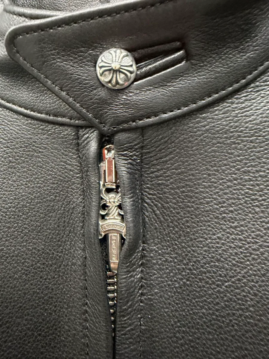 Деталь воротника и молнии кожаной куртки Chrome Hearts