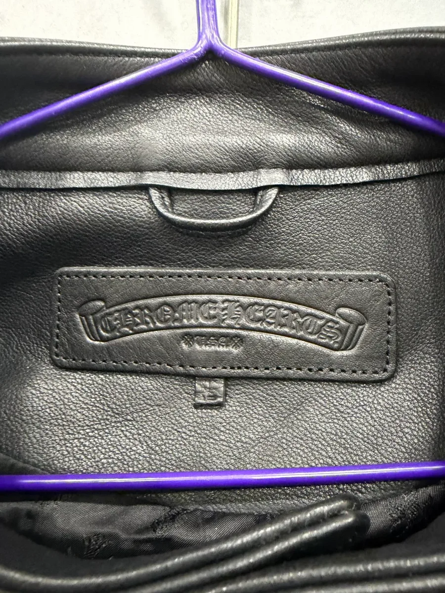 Внутренний кожаный ярлык Chrome Hearts на куртке