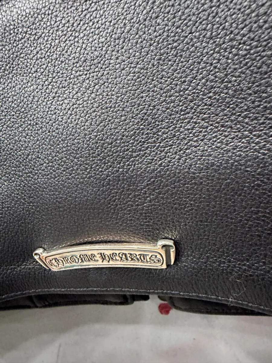 Серебряная пластина с логотипом Chrome Hearts на куртке