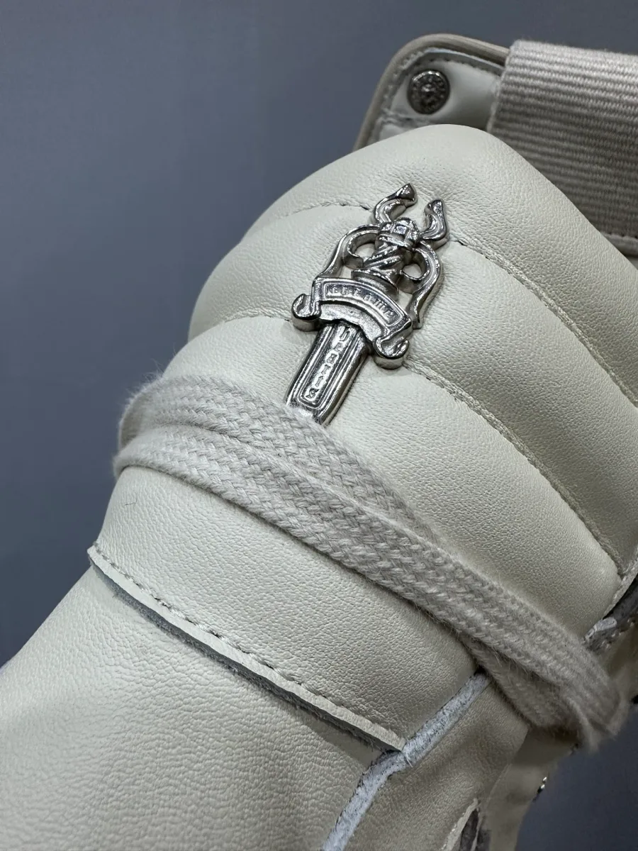 Деталь задника кед Chrome Hearts x Rick Owens Geobasket с серебряным кинжалом