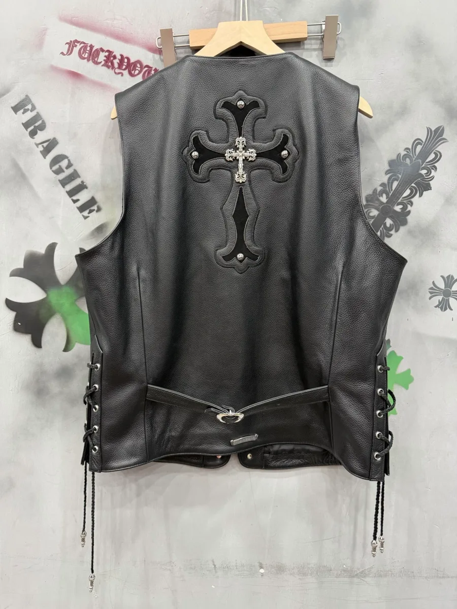 Вид сзади: черный кожаный жилет Chrome Hearts с нашивкой в виде креста и шнуровкой