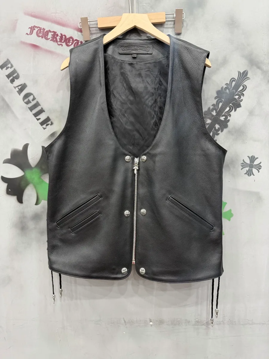 Вид спереди: черный кожаный жилет Chrome Hearts на молнии с карманами