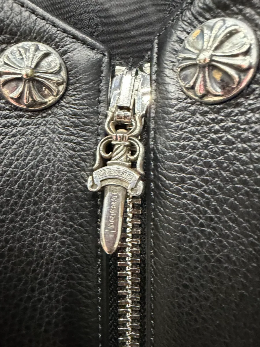 Деталь молнии с пуллером-кинжалом и кнопками Chrome Hearts