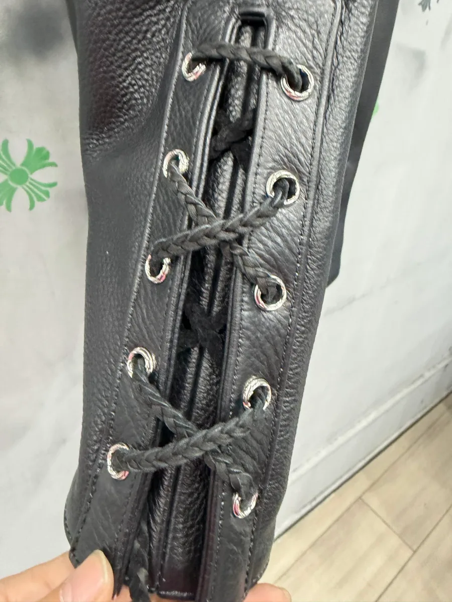 Боковая шнуровка на кожаном жилете Chrome Hearts