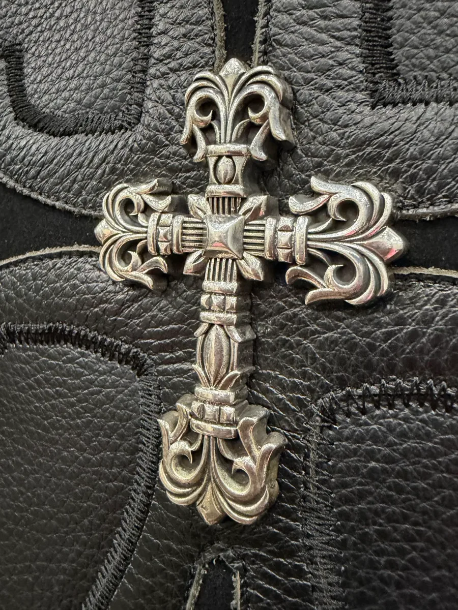 Серебряный крест на нашивке сзади жилета Chrome Hearts