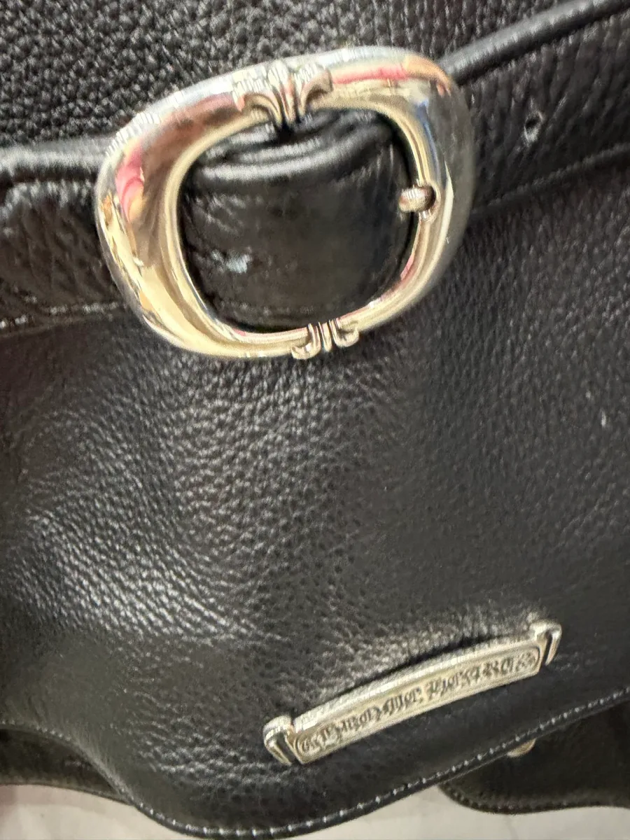 Регулируемый ремешок с серебряной пряжкой и логотипом Chrome Hearts сзади