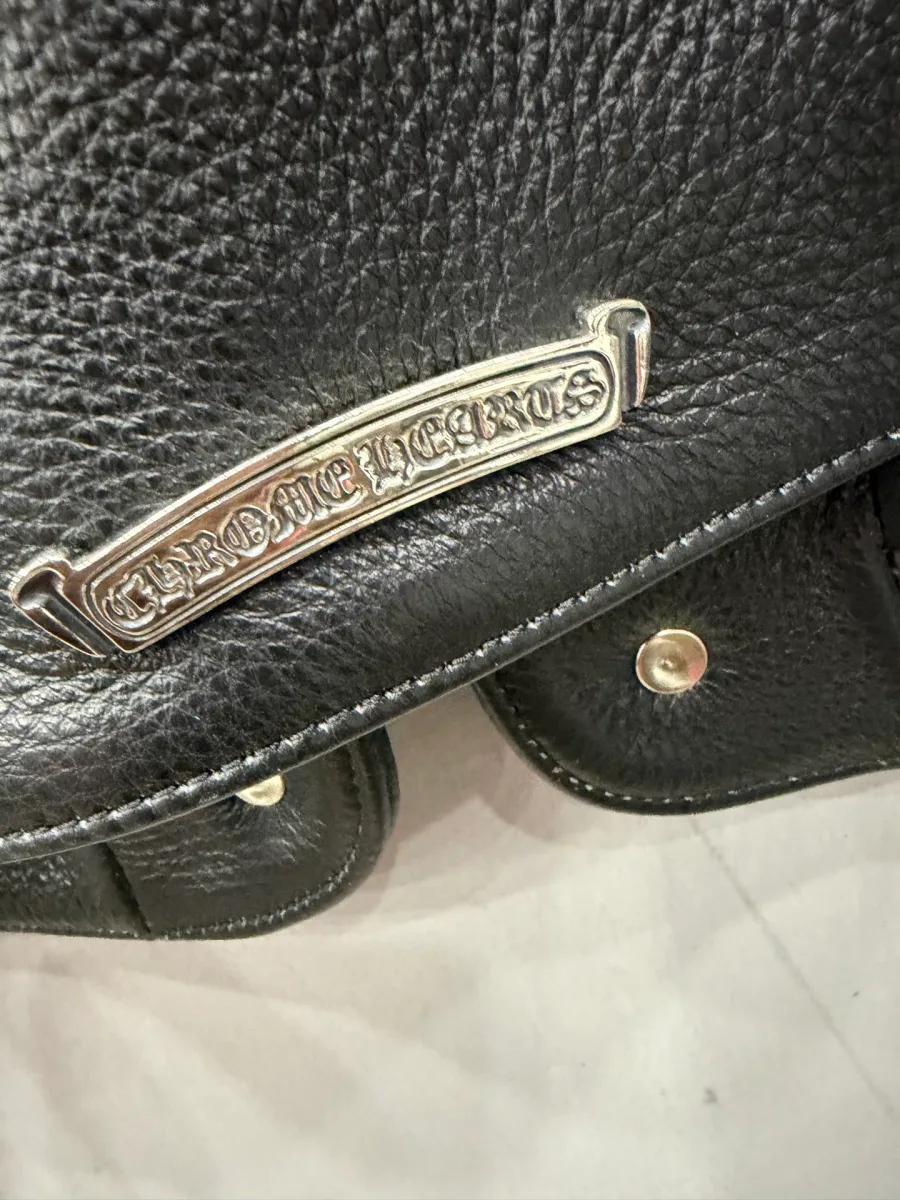 Серебряная пластина с гравировкой Chrome Hearts на кожаном жилете