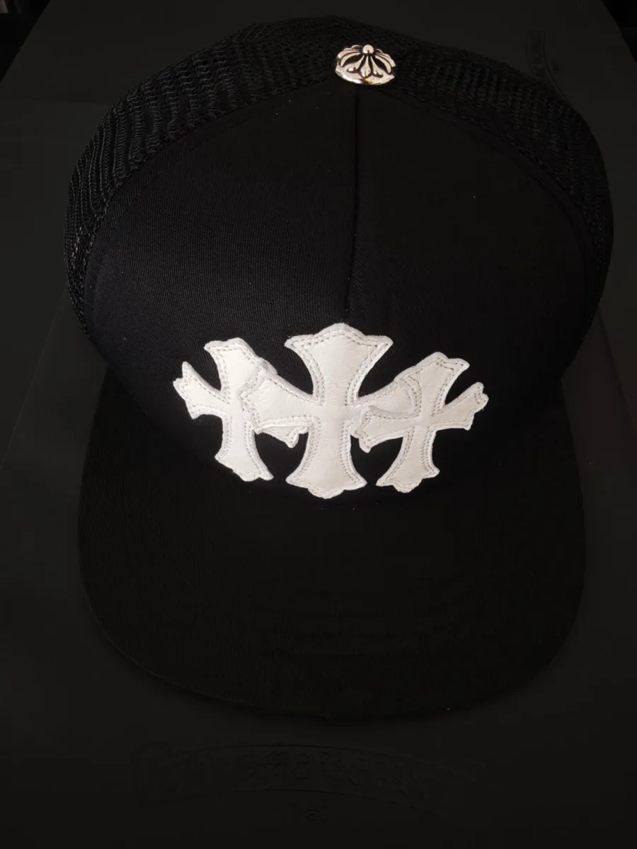 Черная бейсболка Chrome Hearts с белыми кожаными патчами