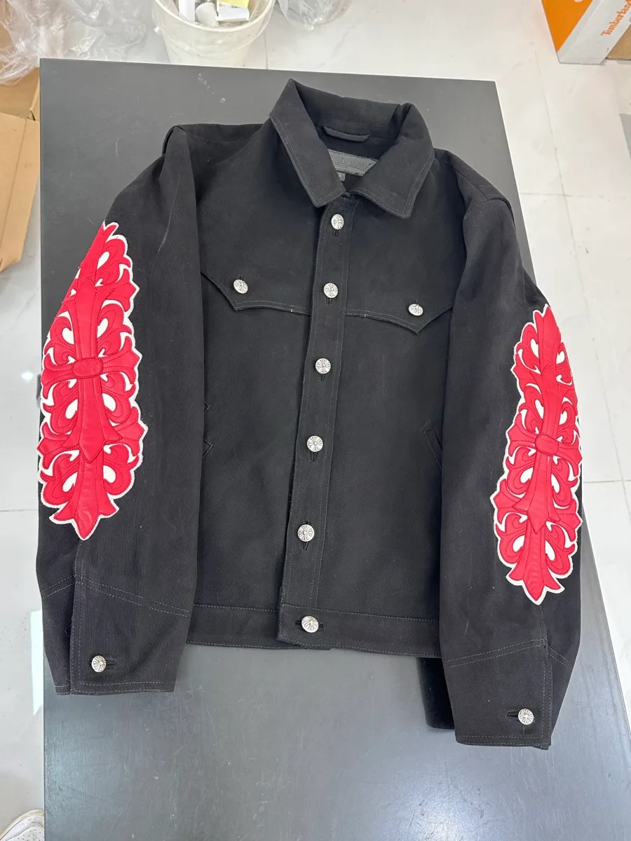 Черная джинсовая куртка Chrome Hearts с нашивками на рукавах, вид спереди