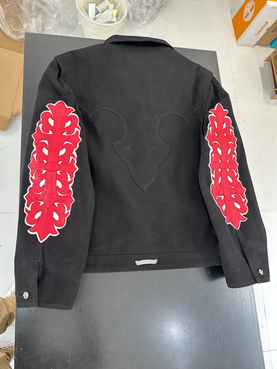 Черная джинсовая куртка Chrome Hearts, вид сзади
