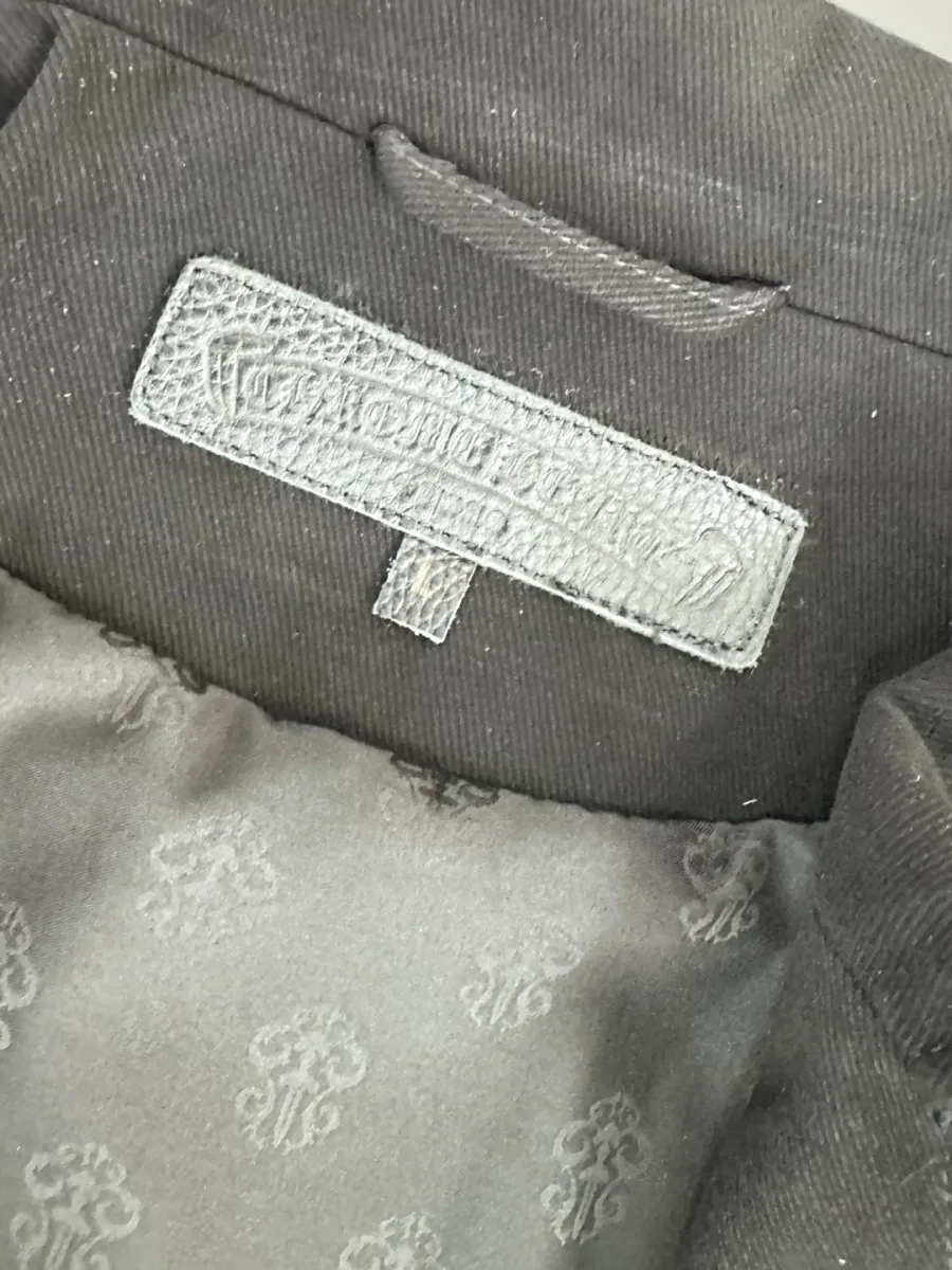 Фирменная кожаная бирка Chrome Hearts на воротнике