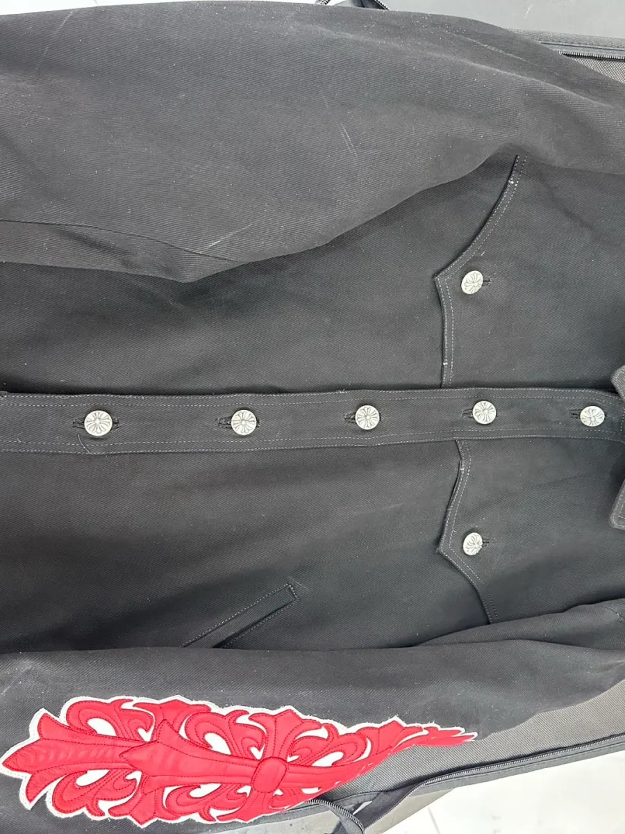 Джинсовая куртка Chrome Hearts в чехле для одежды