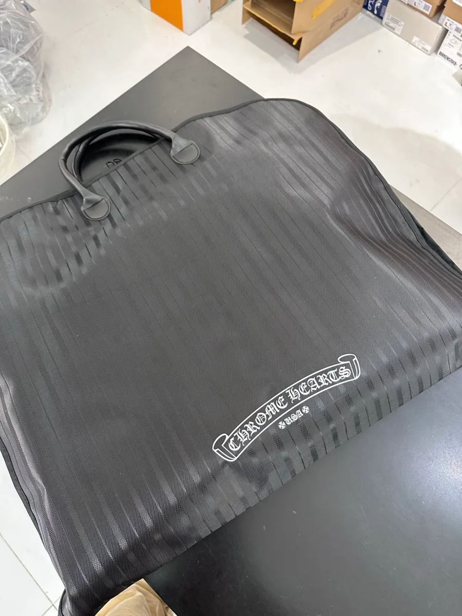 Фирменный чехол для одежды Chrome Hearts