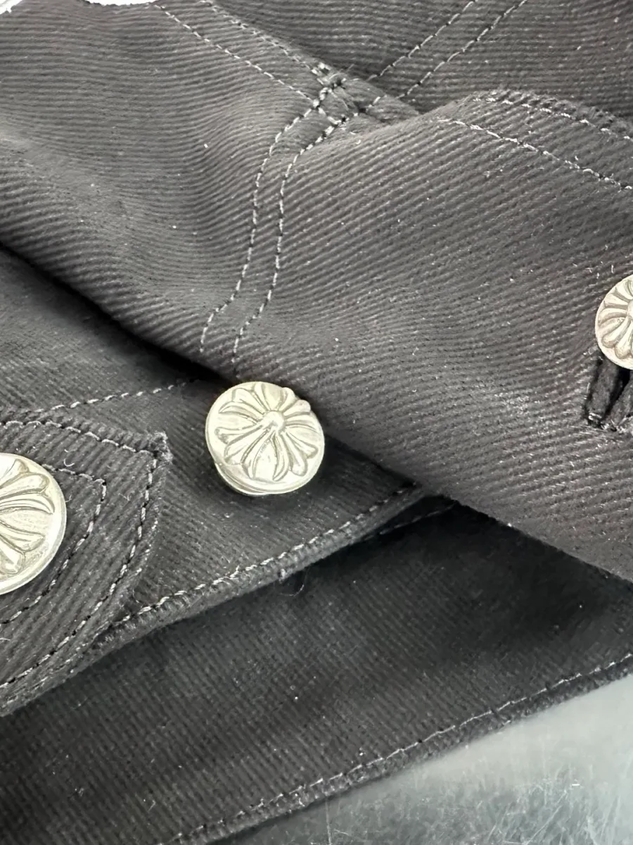 Пуговицы на манжете джинсовой куртки Chrome Hearts